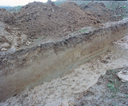 840175 Afbeelding van een bodemprofiel op een archeologische opgraving bij de Burgemeester Verderlaan te De Meern ...